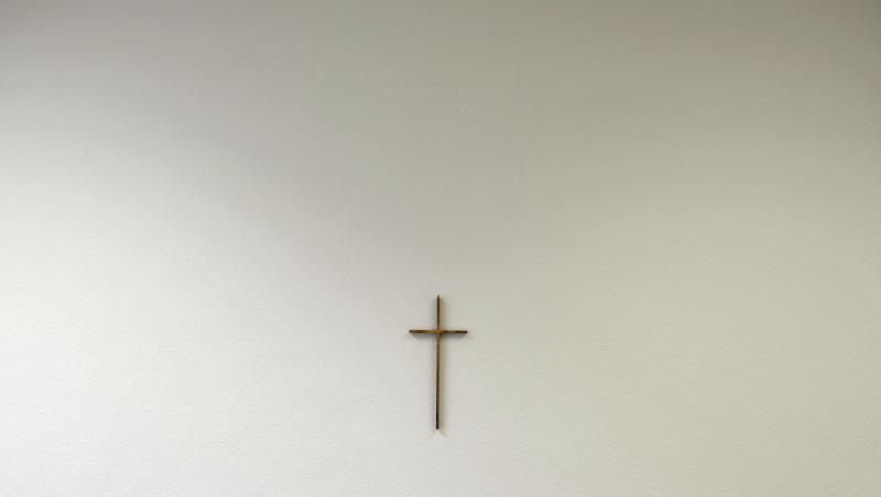 Ein Kreuz hängt an der Wand. Foto: picture alliance / dpa/Archivbild Ein Kreuz hängt an der Wand. Foto: picture alliance / dpa/Archivbild