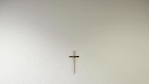 Ein Kreuz hängt an der Wand. Foto: picture alliance / dpa/Archivbild