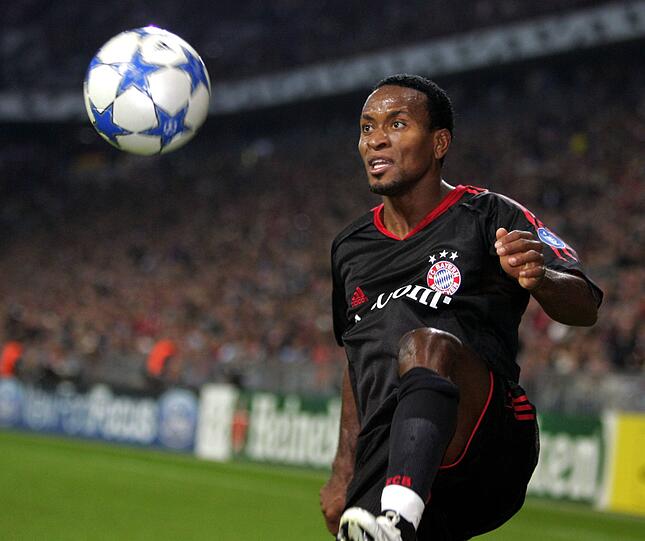 Ze Roberto (Juli 2002 - Juli 2006/Juli 2007 - Juni 2009): Der nächste Brasilianer im Kader des FC Bayern war Ze Roberto, den die Münchner im Sommer 2002 vom Ligakonkurrenten Lverkusen an die Isar lotsen. Nach vier Jahren und dem dreifachen Double-Gewinn (2003, 2005 und 2006) verlässt Ze Roberto erstmals die Bayern und schließt sich dem Club Nacional in Uruguay an. Der leiht ihn zunächst zum FC Santos aus. 2007 kehrt Ze Roberto auf Leihbasis für zwei Jahre nach München zurück und holt mit dem FC Bayern 2008 erneut das Double. 2009 wechselt der defensive Mittelfeldspieler dann ligaintern zum Hamburger SV. Insgesamt spielte der Linksfuß 248 Mal für die Bayern, traf dabei 20 Mal selbst und bereitete 62 weitere Treffer vor.