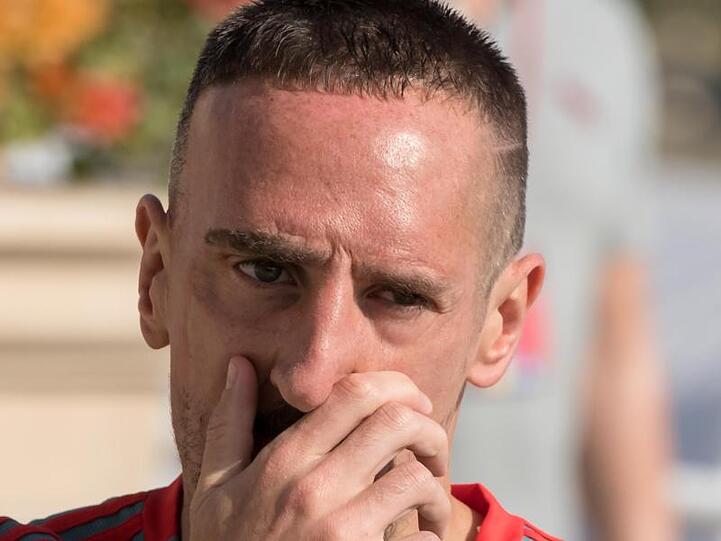 Franck Ribéry hat sich im Trainingslager des FC Bayern München eine Verletzung zugezogen.