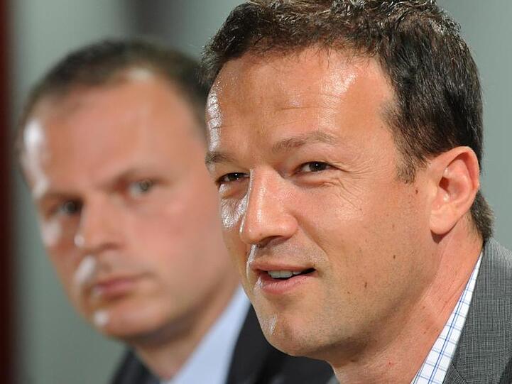Jochen Schneider (l) 2010 bei der Präsentation von Fredi Bobic als Sportdirektor beim VfB.