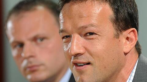 Jochen Schneider (l) 2010 bei der Präsentation von Fredi Bobic als Sportdirektor beim VfB.