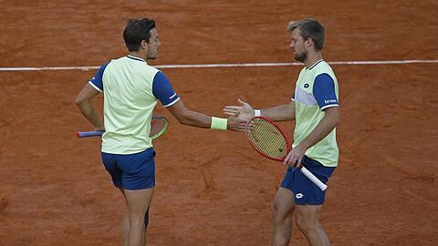Im Finale setzten sich Krawietz (r) und Mies in zwei Sätzen mit 6:3 und 7:5 gegen die US-Open-Sieger Mate Pavic (Kroatien) und Bruno Soares (Brasilien) durch.