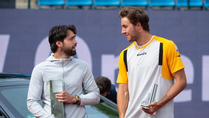 Nikolos Bassilaschwili (l) und Jan-Lennard Struff stehen bei der Siegerehrung zusammen.
