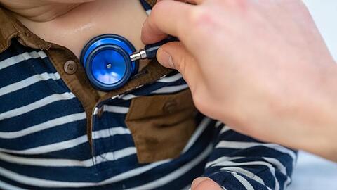 Ein Arzt untersucht ein Kind mit einem Stethoskop. Auffallend viele Kinder machen seit einigen Wochen Atemwegsinfekte durch, die eigentlich erst in den Wintermonaten zu erwarten sind. Betroffen seien vor allem unter Sechsjährige.