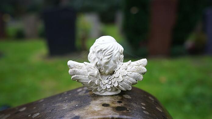 Die Frau ist auf einem städtischen Friedhof gestürzt und hat sich eine komplizierte Fuß-Verletzung zugezogen. (Symbolbild)