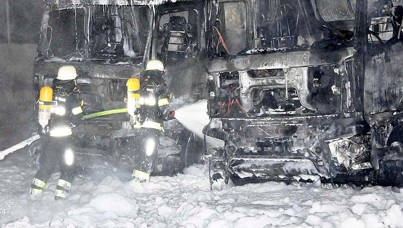 Brandstiftung im Gewerbepark in der Detmoldstraße? Auf dem Werksgelände der Firma Max Bögl brannten an verschiedenen Stellen sechs Betonmischer, ein Radlader und ein Förderband lichterloh. Brandstiftung im Gewerbepark in der Detmoldstraße? Auf dem Werksgelände der Firma Max Bögl brannten an verschiedenen Stellen sechs Betonmischer, ein Radlader und ein Förderband lichterloh.