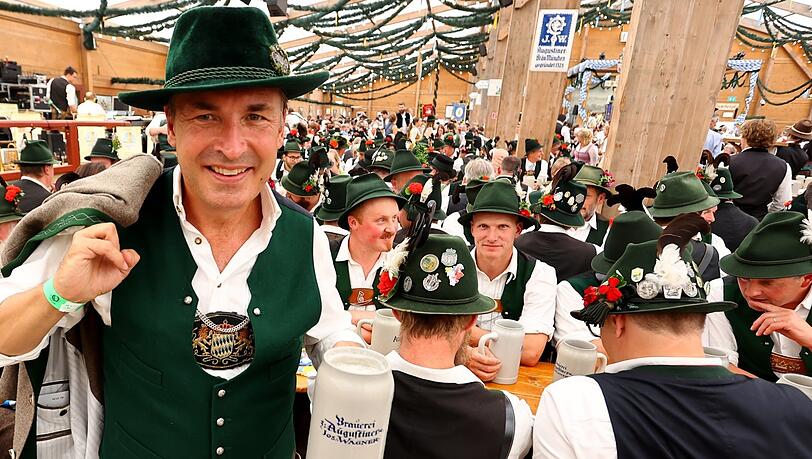 Auf eine Maß mit Thomas Linsmayer, hier im Festzelt Tradition mit einem Augustiner, seiner Hausbrauerei im Deutschen Theater.