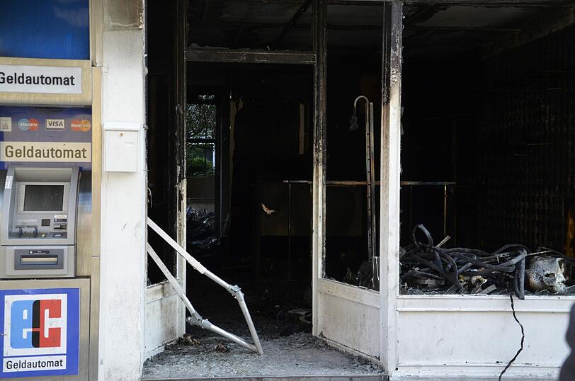 Schwabing am Tag nach der Bombensprengung: Die Spuren der Detonation sind deutlich zu erkennen, teilweise hat sie schwere Schäden verursacht. Derzeit werden die Schäden an den Gebäuden der Umgebung erfasst.
