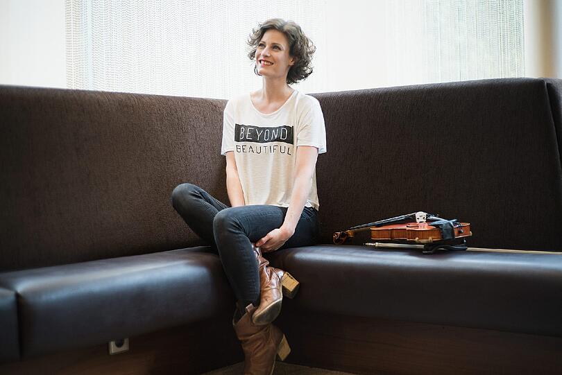 Entspannt auf der Couch - natürlich samt Geige: Michaela Danner.