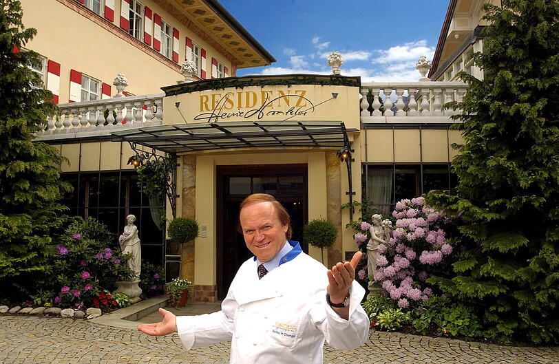 Heinz Winkler vor der Residenz in Aschau.