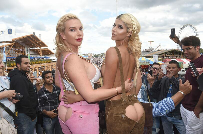 Trachten-Hingucker: Model Nicole Neukirch (l) und das Nacktmodel Micaela Schäfer posierten 2015 vor der Bavaria.