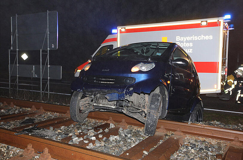 Bei einem Unfall im Berchtesgadener Land landete eine Smart-Fahrerin mit ihrem Auto auf den Bahngleisen.