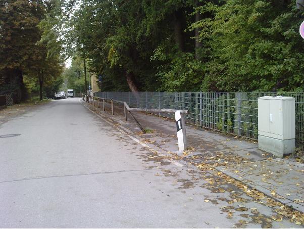 Der Bezirksausschuss will, dass die Holzbalustrade zur Straße hin erneuert wird.