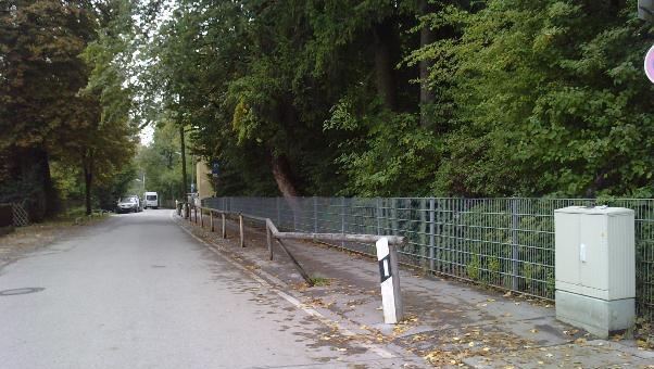 Der Bezirksausschuss will, dass die Holzbalustrade zur Straße hin erneuert wird. Der Bezirksausschuss will, dass die Holzbalustrade zur Straße hin erneuert wird.