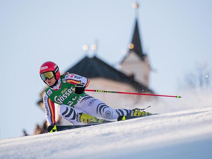 Marlene Schmotz aus Deutschland fährt über eine Rennpiste. Foto: Expa/Michael Gruber/APA/dpa/Archivbild