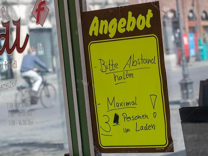 Auf einem Zettel an einem Geschäft in München steht geschrieben: "Bitte Abstand halten. Maximal 3 Personen im Laden!". Foto: Peter Kneffel/dpa