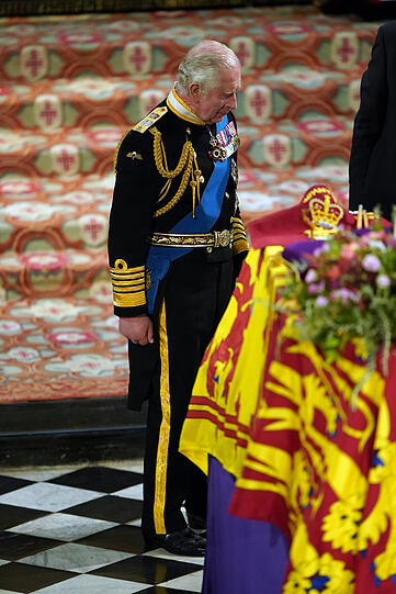 König Charles III. steht während der Trauerfeier für die britische Königin Elizabeth II. in der St.-Georges-Kapelle auf Schloss Windsor vor ihrem Sarg.