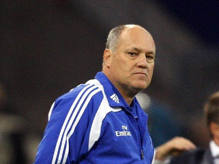 Hamburgs Trainer Martin Jol verfolgt das Spiel gegen Unirea Urziceni.