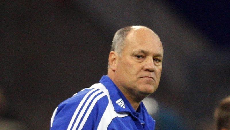 Hamburgs Trainer Martin Jol verfolgt das Spiel gegen Unirea Urziceni. Hamburgs Trainer Martin Jol verfolgt das Spiel gegen Unirea Urziceni.