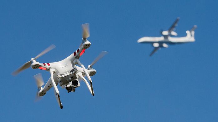 Im ersten Halbjahr 2024 zählt die Deutsche Flugsicherung bundesweit 75 Behinderungen durch Drohnen.