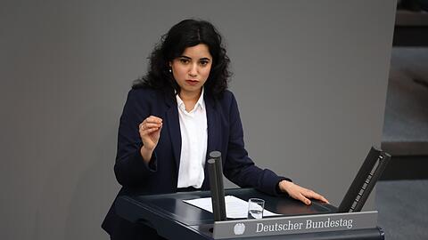 Gr&uuml;nen-Fraktionsvize Misbah Khan wirft Forschungsministerin Dorothee B&auml;r eine Absage der geplanten Baf&ouml;g-Erh&ouml;hungen vor. (Archivbild)