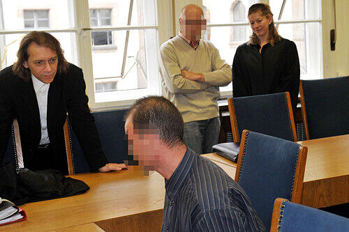 Wollten nicht mehr viel miteinander zu tun haben: Denny S. &ndash; vorne mit Verteidiger Manfred Neder &ndash; und Emil B. mit Anwältin.