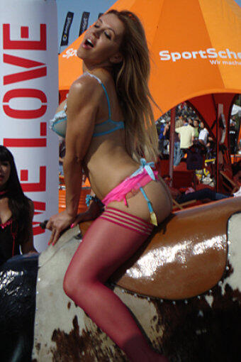 Sexy im heißen Dessous: Davorka reitet den Bullen bei den "Hot Summer Games". (2009)