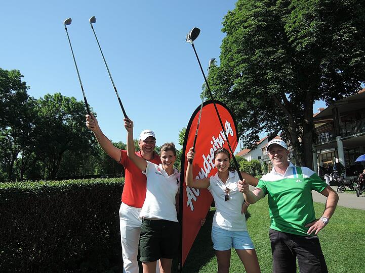 Die Jugendspielerinnen Anna Michel (links) und Sarina Schmidt (rechts) zwischen Trainer Felix Lubenau und AZ-Anzeigenleiter Horst Rettig (r.).
