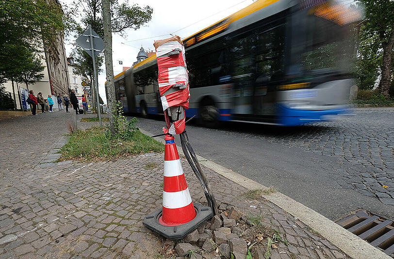 Die 55-Jährige wurde am Mittwoch an einem Lichtmast eingeklemmt.