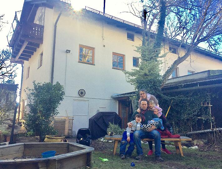 Michael Ganslmeier mit seiner Frau Hanna und den Kindern Leonhard, Elisabeth und Xaver.