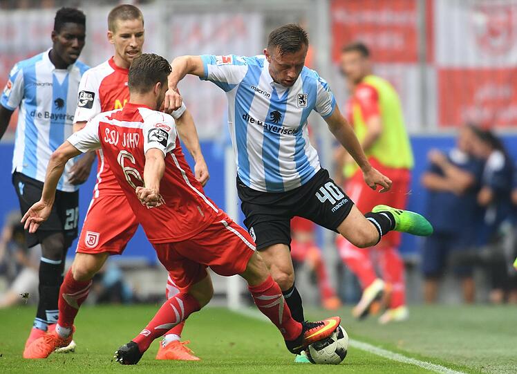 IVICA OLIC: Note: 6. Selbst der Routinier reihte sich nach seiner Einwechslung in die Farce aus Fehlpässen und Unkonzentriertheiten ein.