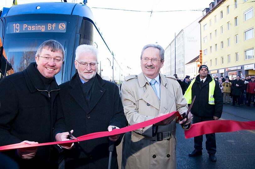 BA-Chef Christian Müller, Herbert König und Christian Ude bei der Streckenfreigabe an der neuen Haltestelle Rathaus Pasing.