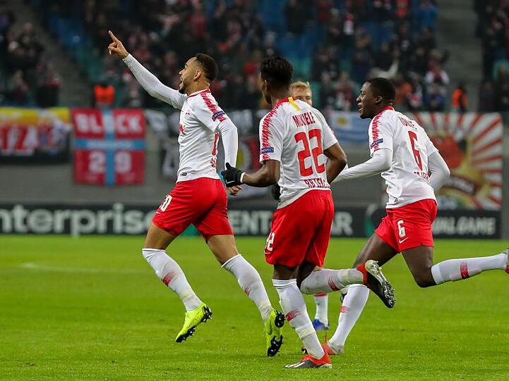 Leipzigs Matheus Cunha (l) feiert sein Tor zum 1:0.