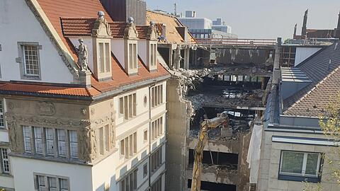 Abriss läuft: Der Verbindungsbau zwischen Alt- und Neubau vom Karstadt am Bahnhof wird Stück für Stück abgetragen.