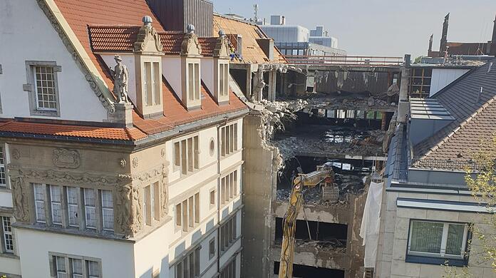 Abriss läuft: Der Verbindungsbau zwischen Alt- und Neubau vom Karstadt am Bahnhof wird Stück für Stück abgetragen.