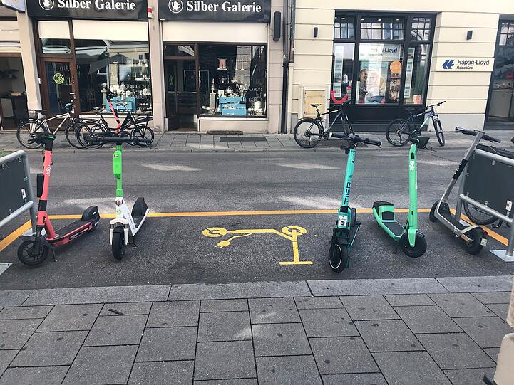Fünf E-Scooter, fünf verschiedene Anbieter: Vielfalt in der Hackenstraße.
