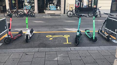 Ein E-Scooter-Parkplatz in der Hackenstraße.