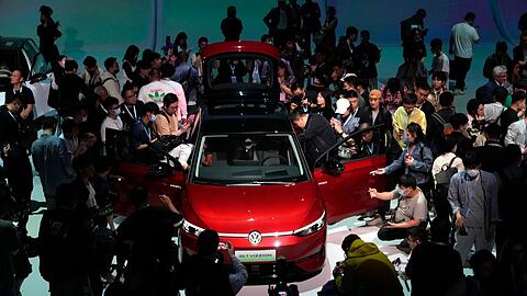 Besucher sehen sich auf der Automesse in Shanghai den Volkswagen ID.7 Vizzion an.