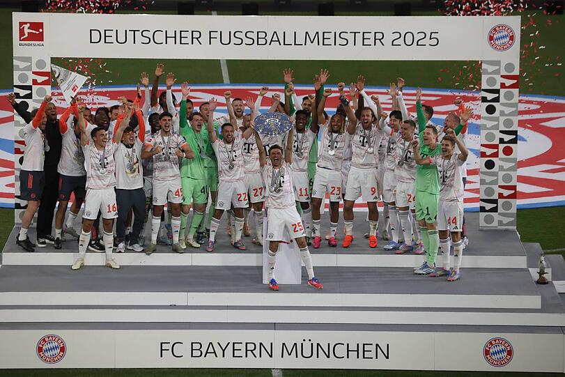 Mit seinem 13. und letzten Meistertitel verabschiedet sich Thomas Müller am 10. Mai 2025 von den Fans in der Allianz Arena.