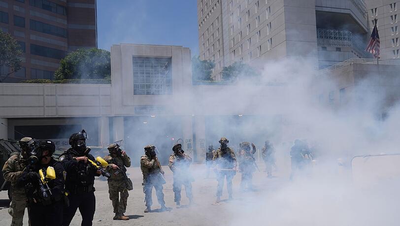 Soldaten der Nationalgarde setzen Tränengas gegen Demonstranten ein.