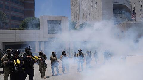 Soldaten der Nationalgarde setzen Tränengas gegen Demonstranten ein.