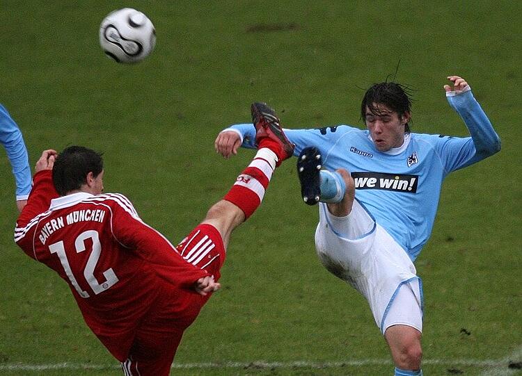 Amateurderby: Bayern gegen 1860. Hier duellieren sich Matthias Schwarz von den Roten und Christian Träsch von den Blauen.