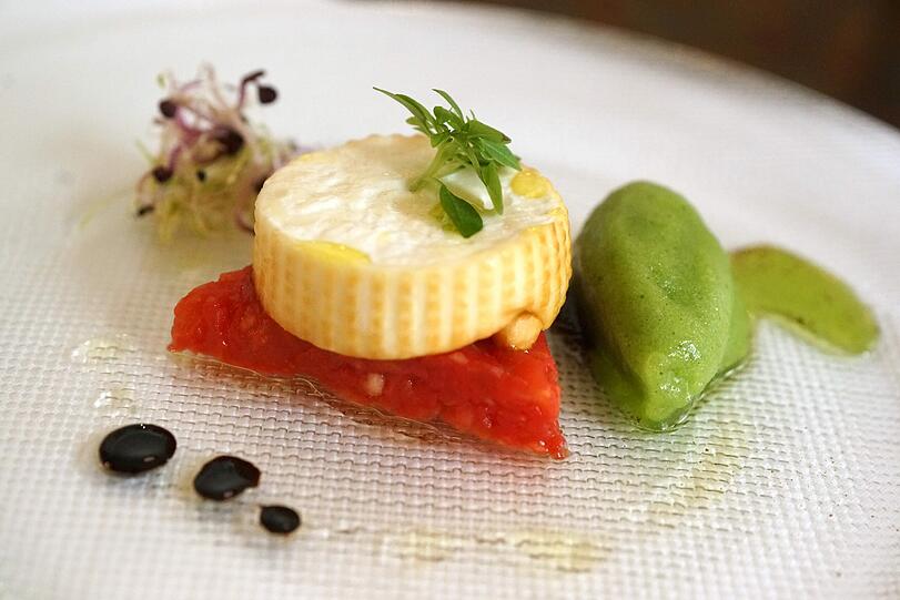 2. Gang: Im Haus geräucherte Burrata mit San-Marzano-grünem-Pfeffer-Püree, Basilikum-Sorbet