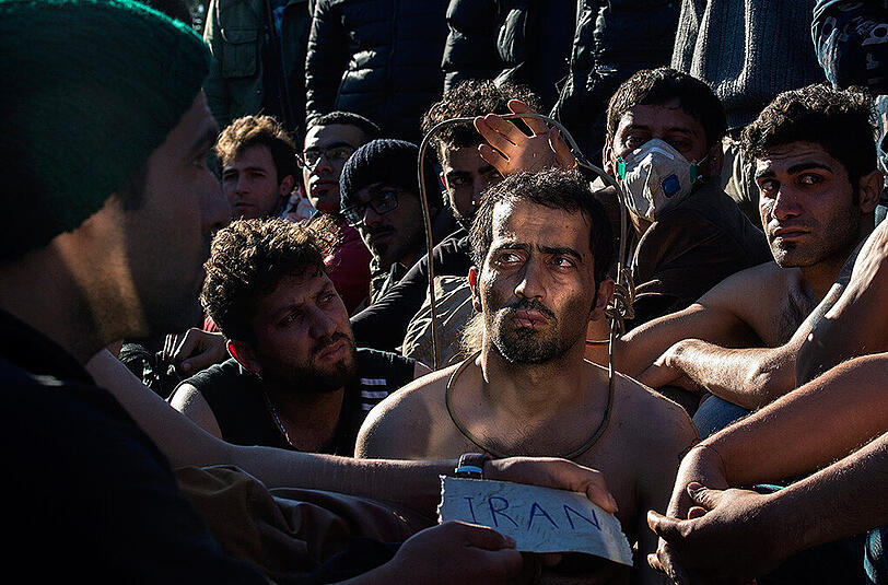 Schock-Protest am Montag an der mazedonischen Grenze bei Gevgelija. Einige Flüchtlinge nähten sich den Mund zu.