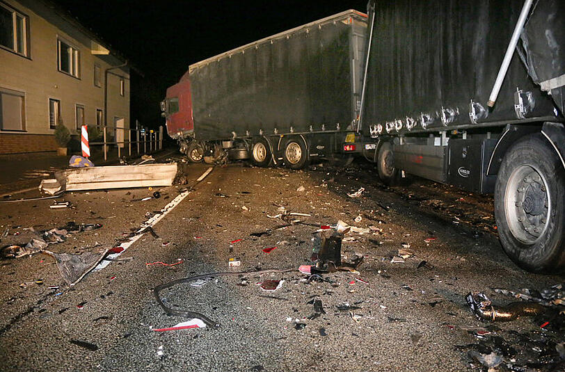 Der BMW wurde bei dem Zusammenprall mit dem Lkw regelrecht zerfetzt.