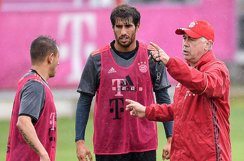 Rafinha (l.), Javi Martinez (m.) und Carlo Ancelotti.