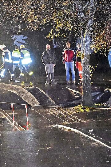Polizei und Feuerwehr sicherten die Fahrbahnabsenkung in der Lindenstraße.