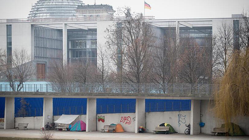 Zelte von Obdachlosen Personen stehen im Berliner Regierungsviertel.