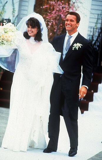 1986: Schwarzenegger heiratet Maria Shriver auf dem Kennedy-Sommersitz in Hyannis.